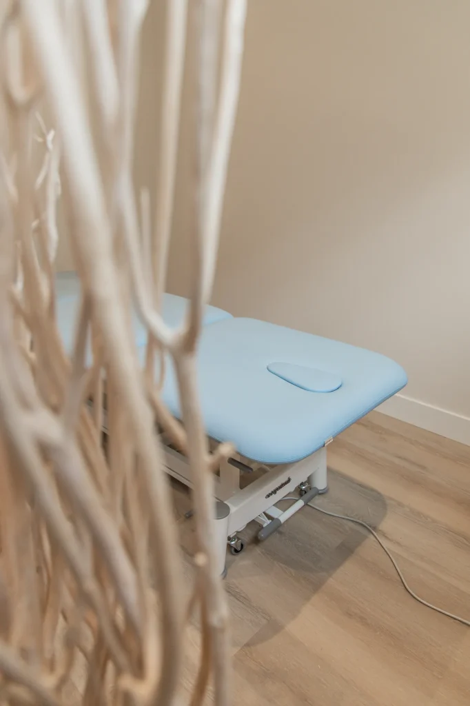 camilla del centro de fisioterapia en san sebastian - Fisioterapeuta en Donostia Leire Díez
